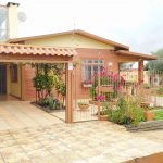 Vende ótima casa e Cruz Alta em terreno de esquina.