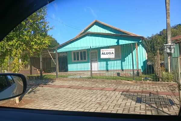 Aluga casa mista com 02 dormitórios.